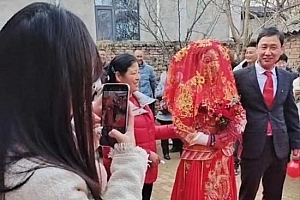 43岁女子回应离异带5娃嫁给未婚初恋:孩子都接受他,我想给他再生一个