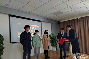 公司年终奖老员工人手1个30克金牌,花上百万定制,比直接发钱有意义