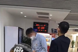 天津回应老人躺担架卖房:有上门服务,有老人着急就过来了的情况