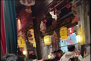 火锅店员工给顾客跪下道歉 店家称已和解,多少人为了生活低三下四