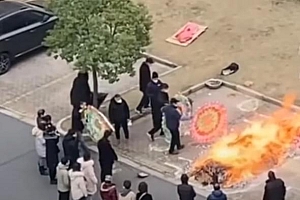 上海一小区有人在车位烧祭品 办完白事点火烧花圈