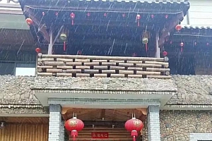 男子退休3年捡6万块石头建起别墅,引各地网友来打卡