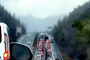 春运路上有多堵?直击多地回家路:8小时路走了15小时