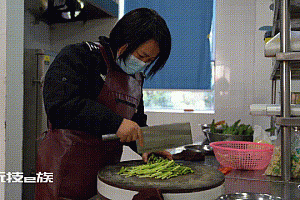派出所食堂阿姨做了13年饭,退休时吃到民警给她做的年夜饭