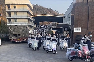 公司年终奖1人1辆电动车?员工回应:不实,只是推车入库,我们都是发现金