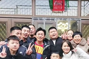 王宝强回村过年与村民合影来者不拒,被赞没架子