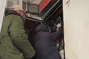 老人把房子塞满废品睡楼道 如此卧薪尝胆到底为啥