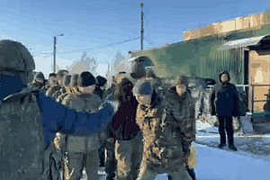 50名被乌俘虏俄士兵回国,现场哭诉像个人了,俄军开启复仇模式了吗?