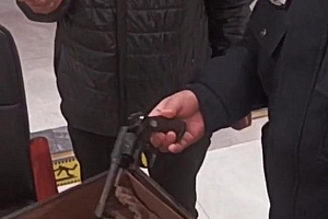 男子整理父亲遗物发现枪支子弹,老人曾参加平津战役、辽沈战役等,多次荣立战功