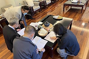蔡英文蹲着开会 被质疑“懒到连办公室都不进去”了吗?
