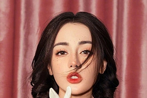 迪丽热巴杨紫最新开工营业照 哪位长在你的审美点上呢