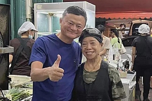 马云现身泰国吃路边摊?据传套现一千个亿生活变悠闲了