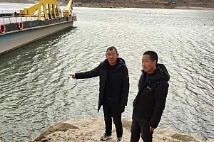 黄河三门峡段游客溺水:山西船员开橡皮艇拖着4名游客上岸