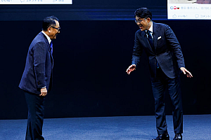 丰田CEO突然退位,雷克萨斯掌门上位接班,任内疯狂diss电动,屡屡被比诺基亚