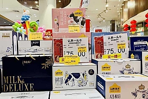 牛奶流不动了:上游奶农担心“杀牛倒奶”重演,超市鲜奶打折也卖不掉