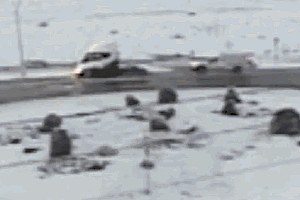 马斯克被咣咣打脸:纯电重卡接连抛锚事故,上月刚交付运营,现在摊在高速等着拖走