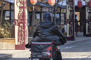 日薪千元,留不住想回家的快递员