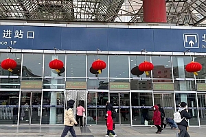 实探爆满的火车站,候车室人声鼎沸,有人提前4小时候车