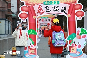 开学第一天  孩子从校长手里领了个“红包”  里面装着种子代表着希望