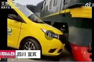 四川一出租车与火车头相撞 无伤亡 出租嫌火车速度慢