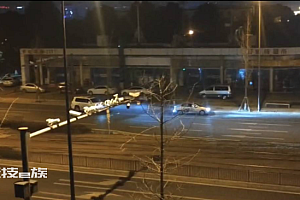 车主为抓小偷开SUV来回追撞小轿车 有人从小路跑开