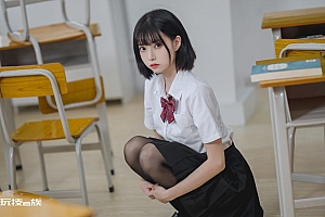教室里cosplay短发女生jk制服高清壁纸