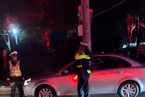 河南交警回应查酒驾故意拖延时间:测试仪被带走了,目前正办理拘留