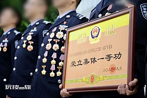 缉毒警和徒弟合影不露脸:胸前挂满了勋章 铭记光荣时刻