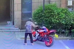 老人故意推倒摩托车案因其去世终止 继续追究民事责任