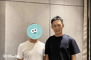 张译《狂飙》热播后首露面 穿搭简单低调 和朋友围坐在一起聊天 网友:有些害羞,完全就是大男孩的模样