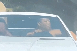 只因一声喇叭 光膀男子逼停游客:游客被吓坏了