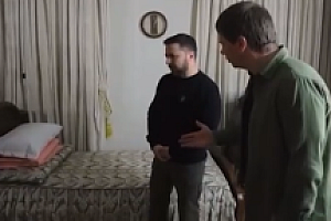 泽连斯基向记者展示过去一年住所,透露曾在防空洞待过