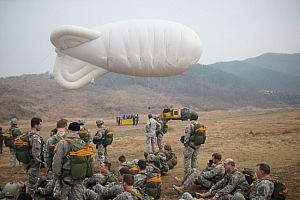 4万米高空投放蜂群无人机:美国军用气球渗透侦察世界第一
