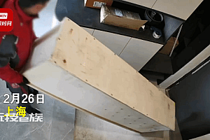 快递员私自翻看顾客物品 京东回应:如果严重会辞退