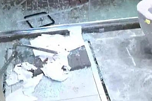 浴室门爆裂伤手 男子三万月薪受影响:缝了二十多针