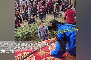 演员跪地上接受打赏:跪的是衣食父母,生活不易!