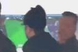 肖战海外粉丝接机应援场面大 曾经温柔奶呼呼的大男孩如今气场很足