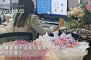 情人节前女子收到各种鲜花摆满工位  网友热议纷纷到底哪束花深得人心