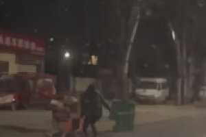 女子深夜手持铁棍殴打环卫工人,警方已介入 正在抓人