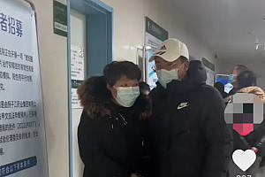 38岁男子未结婚被带去做精神检查,医生:你妈病了