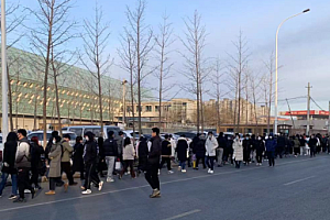 排队超百米等待十多分钟,早高峰沙河地铁站进站为何这么难?堪比春运