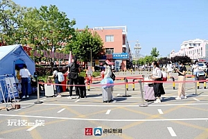 返校大学生用木棍支撑花式晒被子 这场面太壮观了