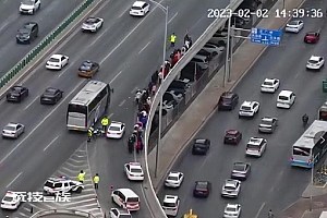 北京国贸桥上一大客车冒烟,50余游客被交警及时疏散了!