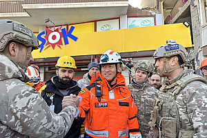 救援队长:地震救援黄金72小时只是传说  集中力量拼尽全力挽救幸存者