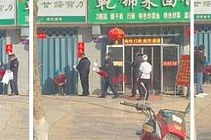 城管清理商户春联 官方:市容整治  网友质疑是否矫枉过正?
