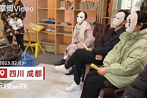 女子去面试时被要求戴面具沟通,不看颜值只看流量