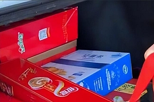 女子第一次带男友回家被关门外20分钟 恋爱9年父母还不支持远嫁