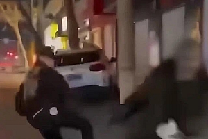 3人当街踹拾荒老人拍视频取乐 等你们老了反噬自己身上!