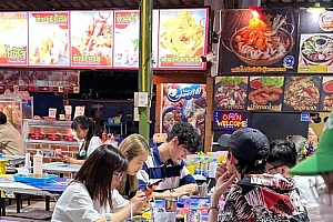 泰国路人偶遇龚俊 网友:卷毛小狗好可爱