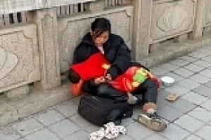 女子独自带孩子流浪街头